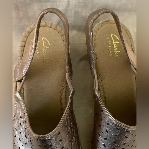 NWT Clarks Women’s Petrina Gail Metallic Gold Espadrille Sandals - Picture 3 of 10